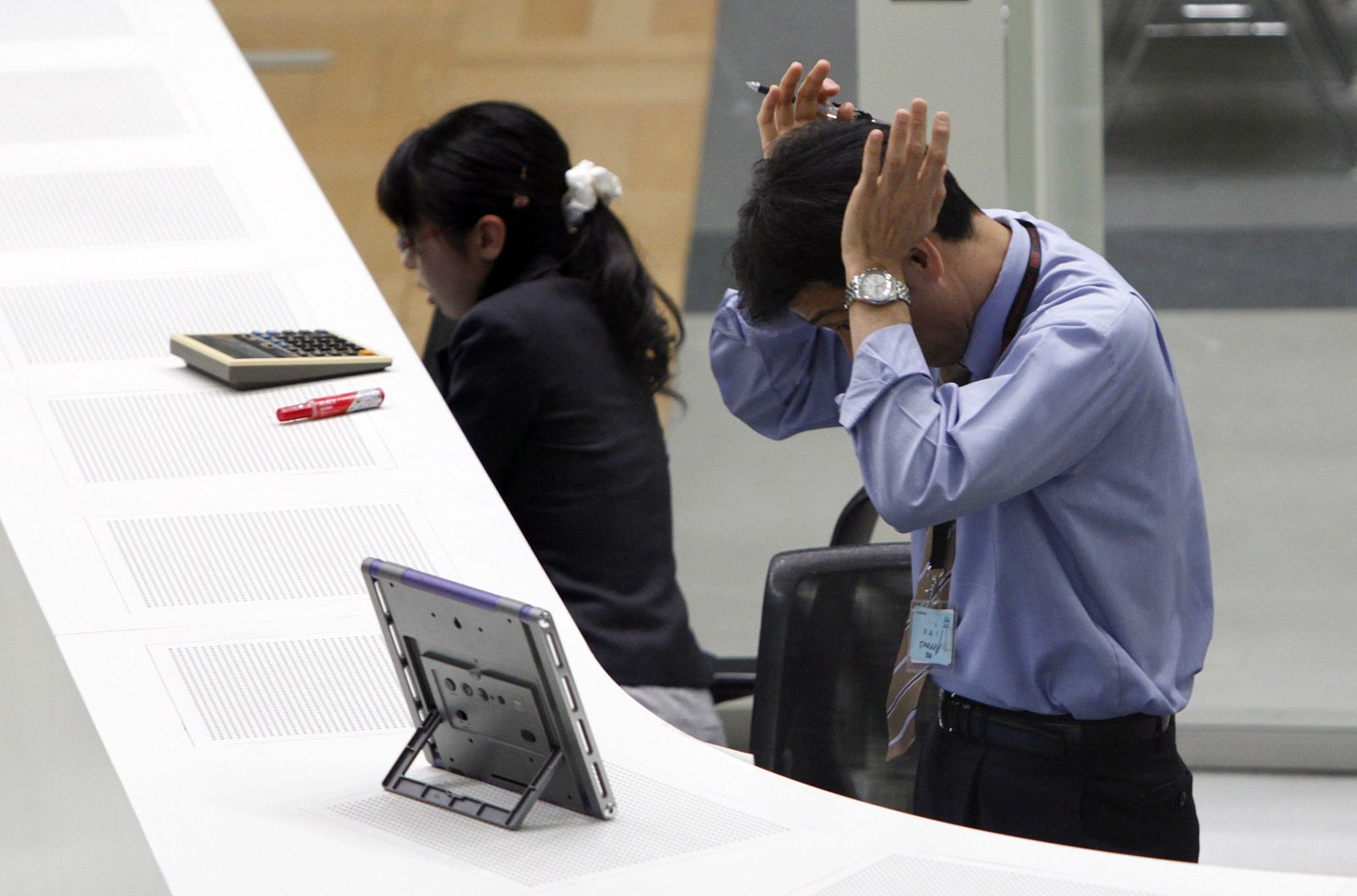 Empleados de la Bolsa de Tokio, en Japón