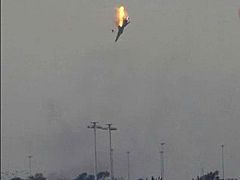 Gadafi pide una misión de la ONU que verifique el alto al fuego mientras bombardean Bengasi