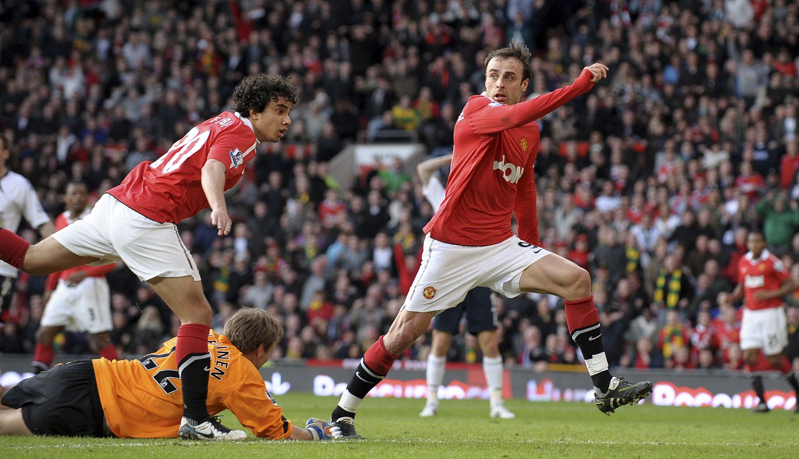 Dimitar Berbatov (d) celebra el gol de la victoria que marcó contra el Bolton Wanderers.