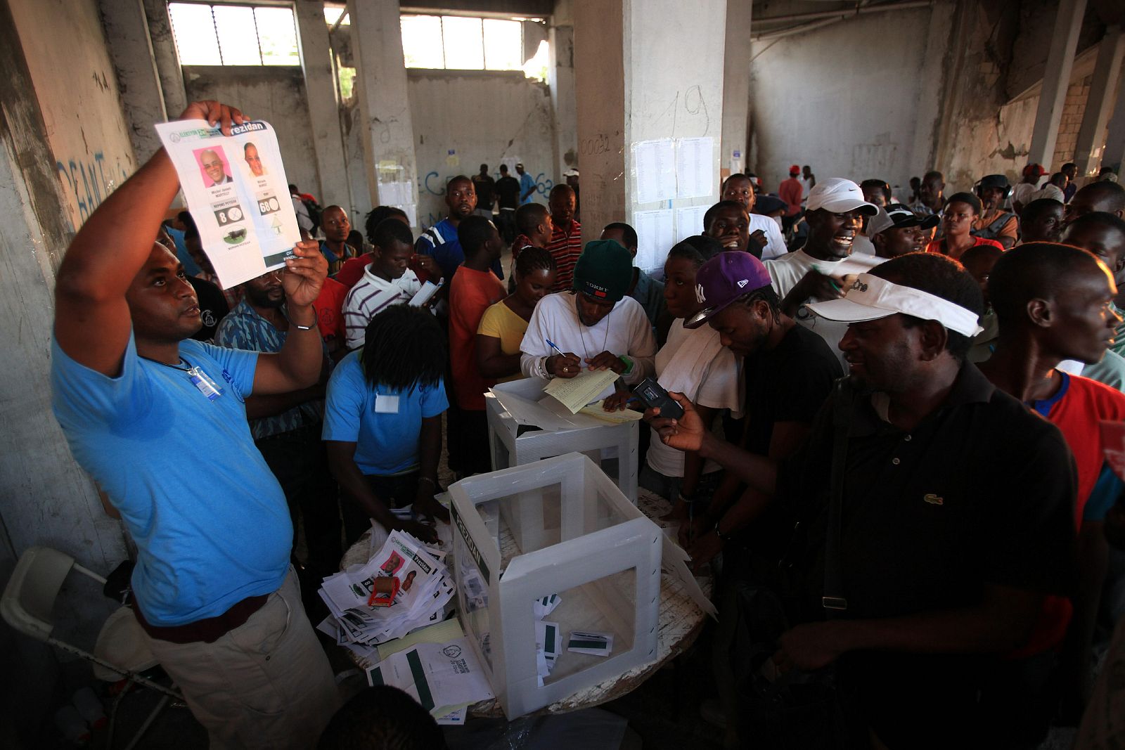 El presidente de una mesa electoral muestra un voto durante el conteo en Puerto Príncipe, Haití.