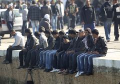 Continúan llegando inmigrantes africanos a la isla italiana de Lampedusa y ya escasean los alimentos