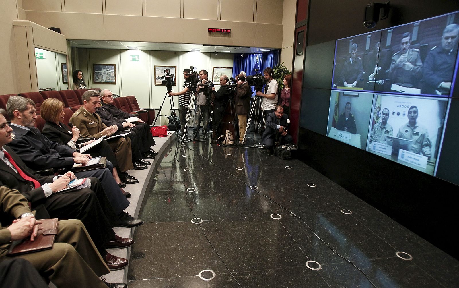 Chacón habla por videoconferencia con los militares destinados a Libia