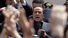 Berlusconi promete limpiar Lampedusa de basura y de sin papeles