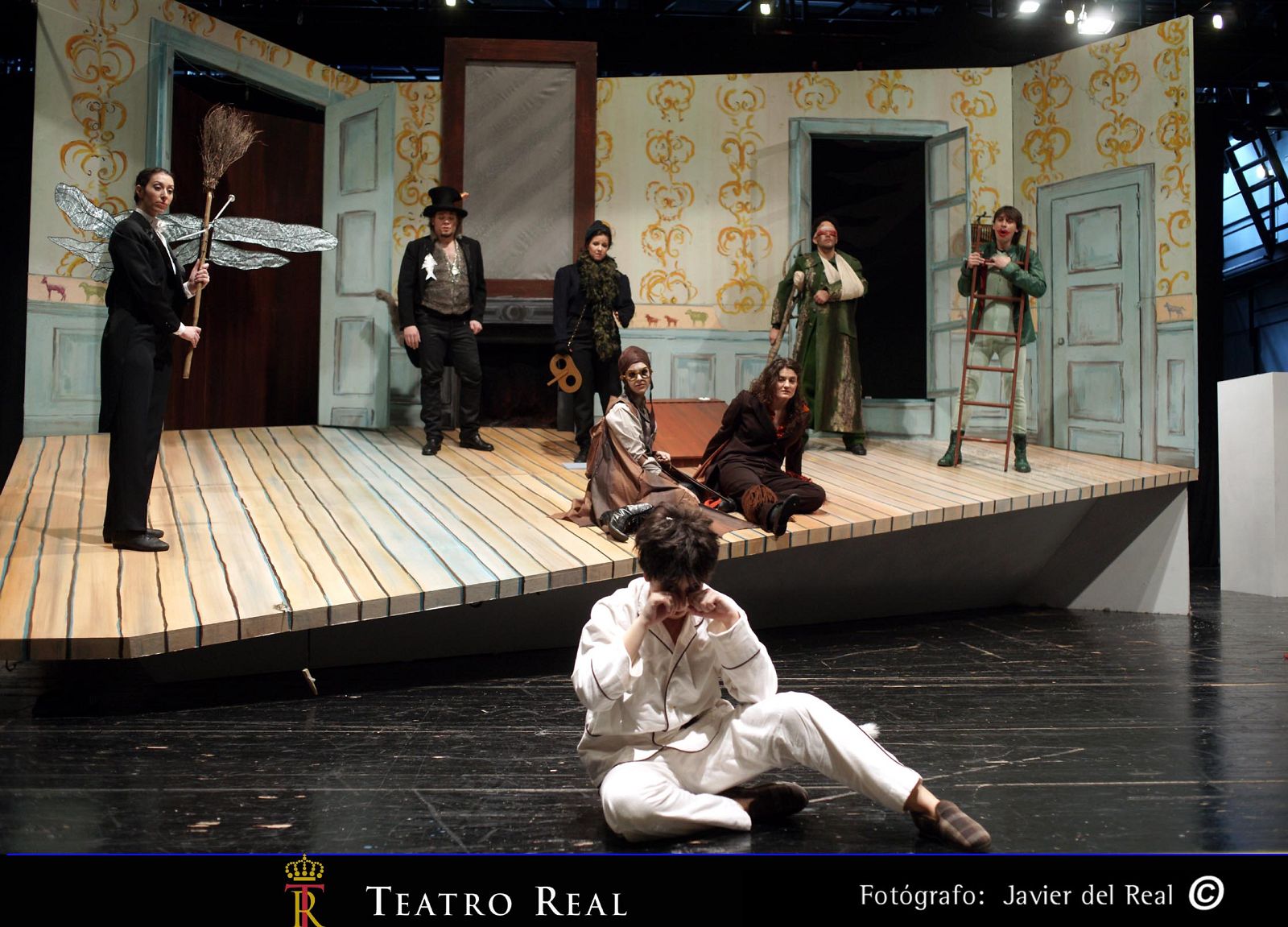 El niño frente a algunos de los personajes a los que se enfrenta en la obra