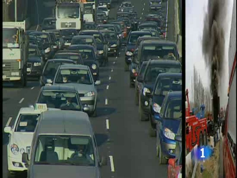 Despistes al volante por comer, fumar o usar el móvil dejaron el año pasado 684 muertos