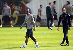Abidal vuelve a vestirse de corto y pasea por la Ciudad Deportiva