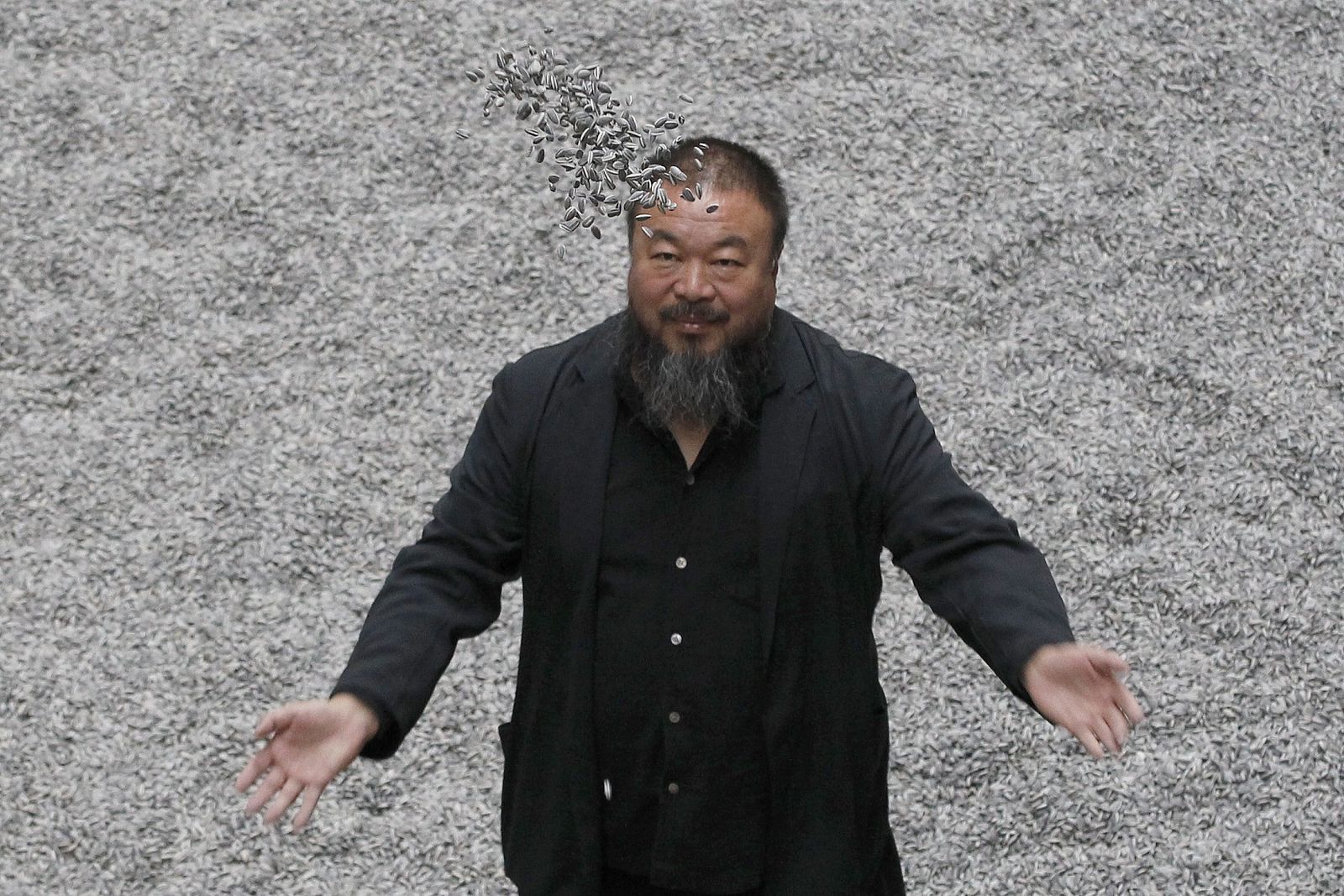 Fotografía de Ai Wewei en su instalación 'Pipas de girasol' en la Tate Modern de Londres, durante octubre de 2010