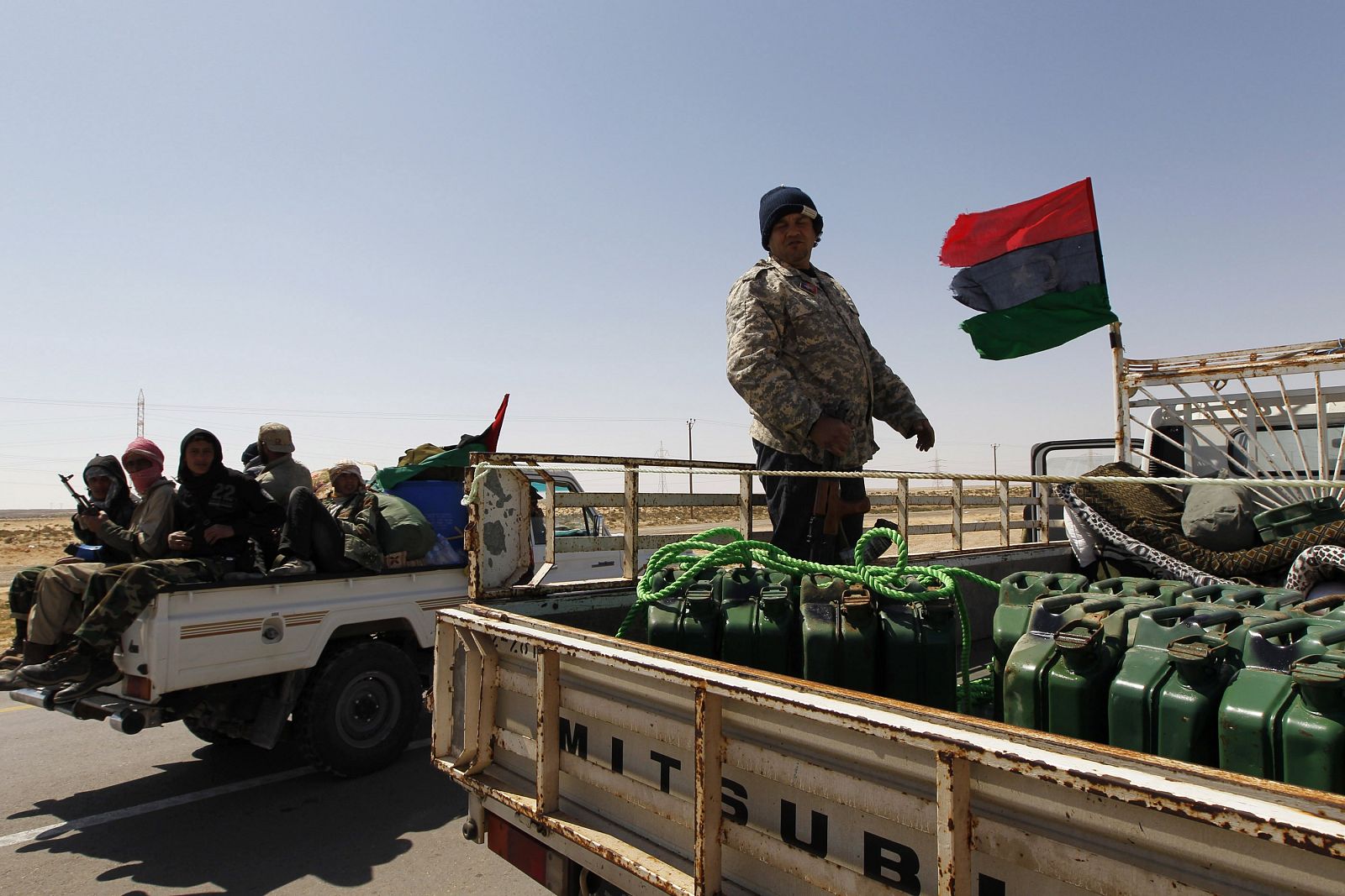 Rebeldes transportan petróleo en un camión a las afueras de Brega