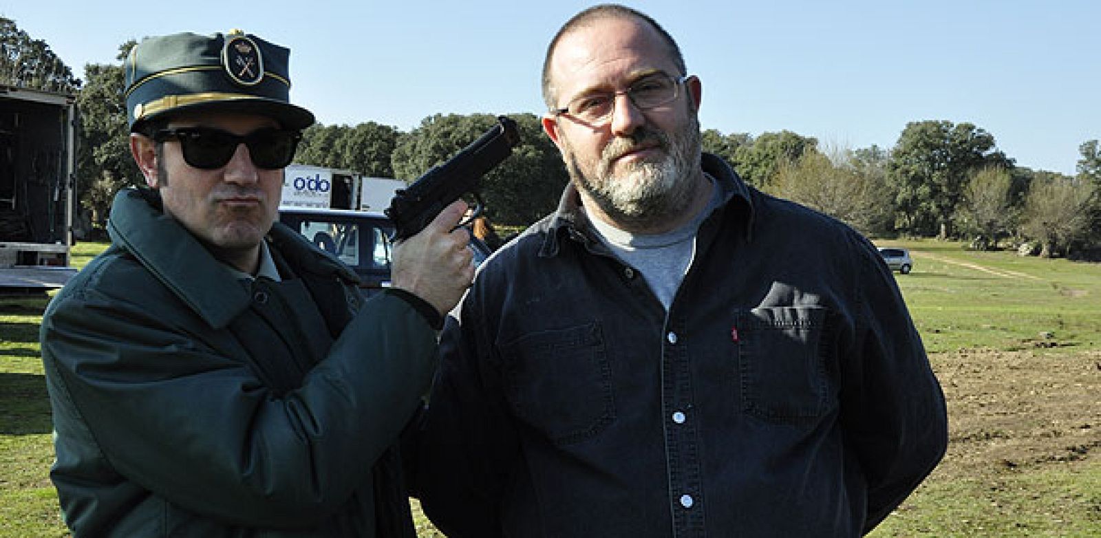 Juan Martíne Moreno (Izqda) en el rodaje de 'Lobos de Arga'