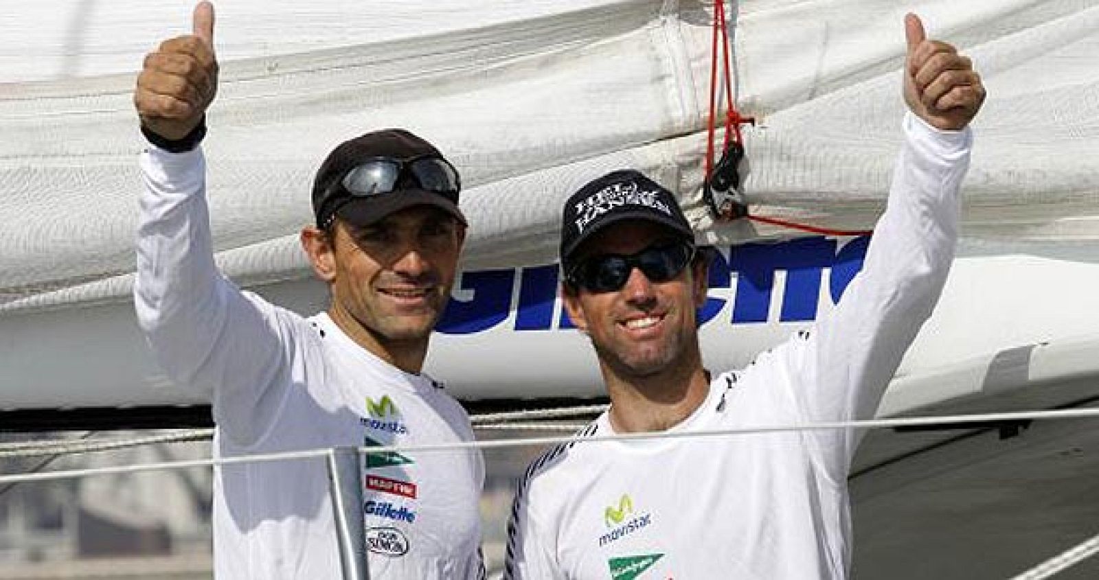 Los patrones del 'Mapfre', Iker Martínez y Xabi Fernández, al llegar segundos a la Ciudad Condal.