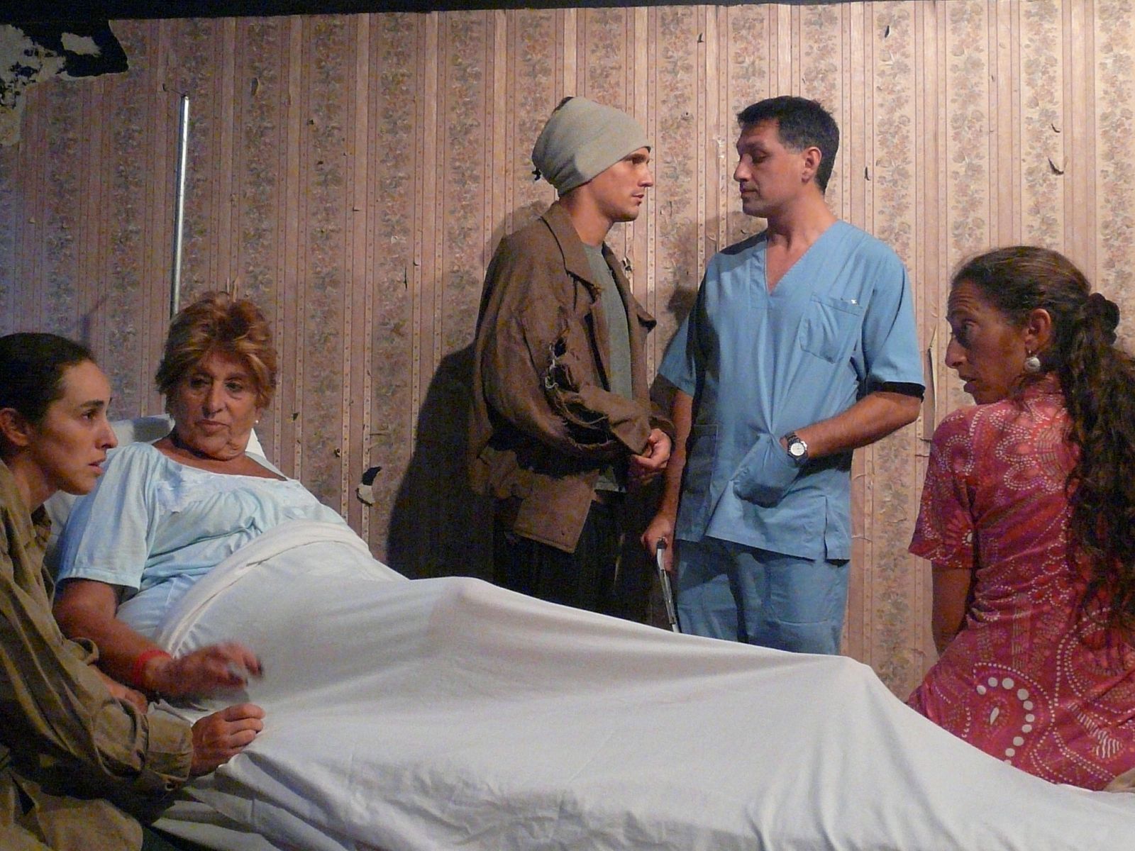 Cuando ingresan a la abuela, el doctor conocerá a una curiosa famillia