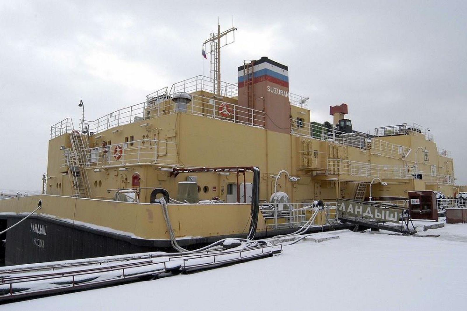 La planta flotante para el tratatamiento de agua contaminada Suzuran, amarrada en Vadivostok