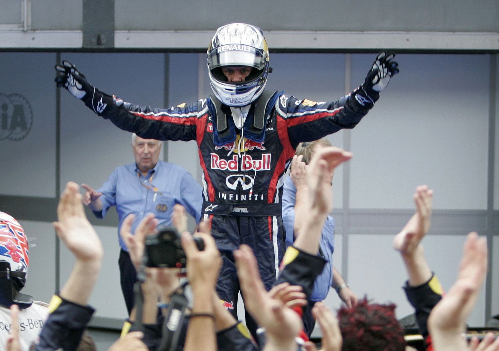 El piloto alemán, Sebastian Vettel (Red Bull), celebra su segunda victoria de la temporada en el GP de Malasia.