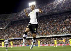 Un Valencia muy serio somete al Villarreal en Mestalla