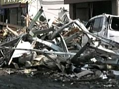 Un mes después del terremoto Fukushima sigue vertiendo agua radioactiva al mar