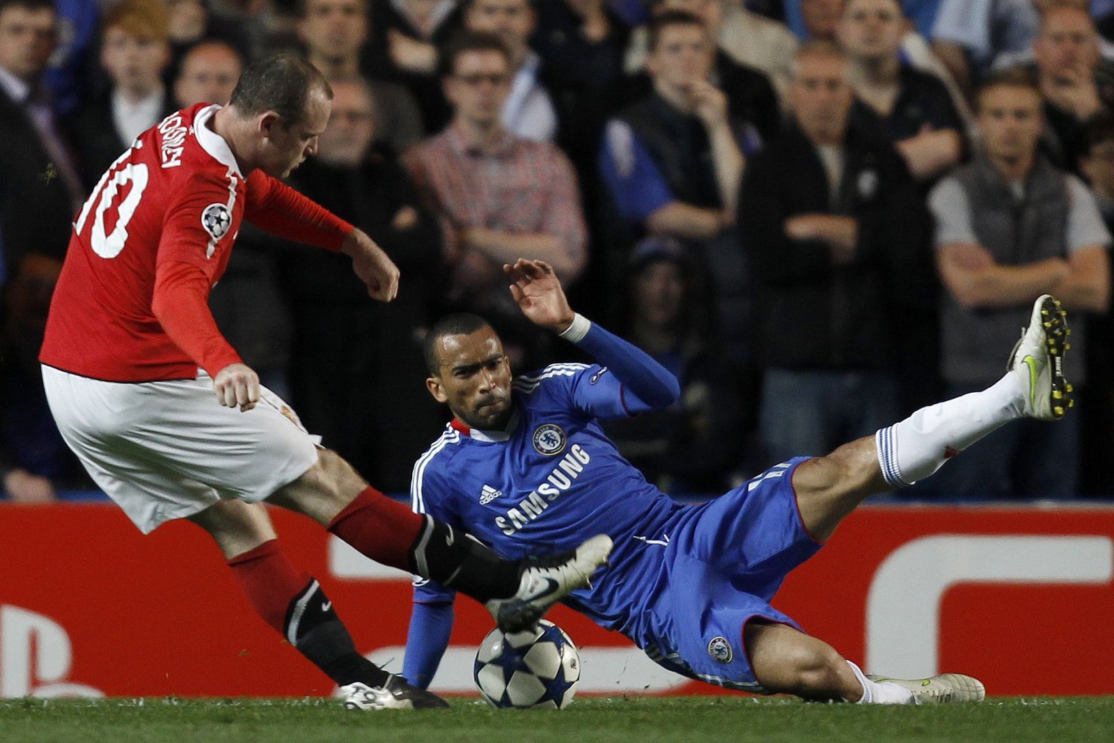 El jugador del Chelsea,José Bosingwa, bloquea un disparo de Wayne Rooney, del Manchester United durante el partido de ida.