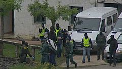Buscan los componentes electrónicos para el explosivo encontrado a los hermanos Esnaola