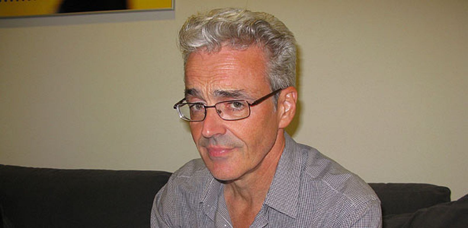 Eddie Campbell imitando la portada de su libro 'Alec'