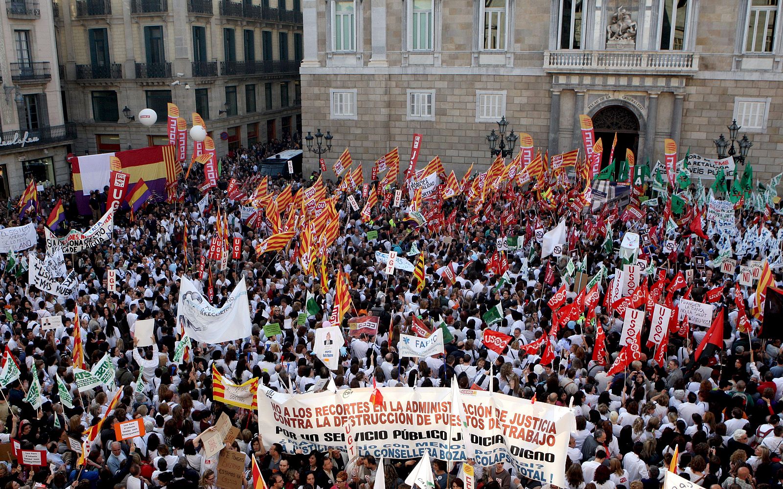 Médicos, profesores y trabajadores de los servicios públicos han tomado la plaza de Sant Jaume, frente a la sede de la Generalitat, para exigir al presidente Artur Mas que dé marcha atrás en los recortes en los servicios básicos.