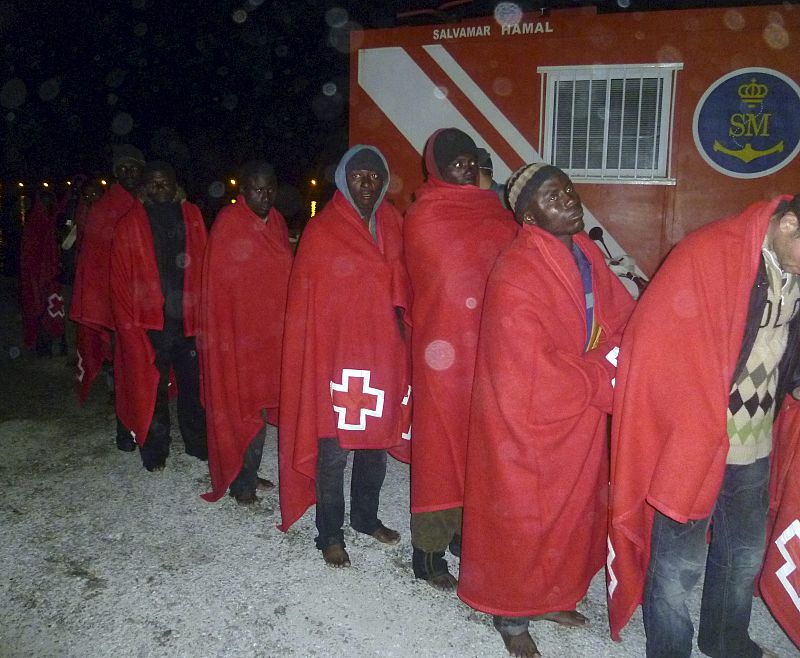 Rescatados 42 inmigrantes en una embarcación a la deriva en costa de Granada