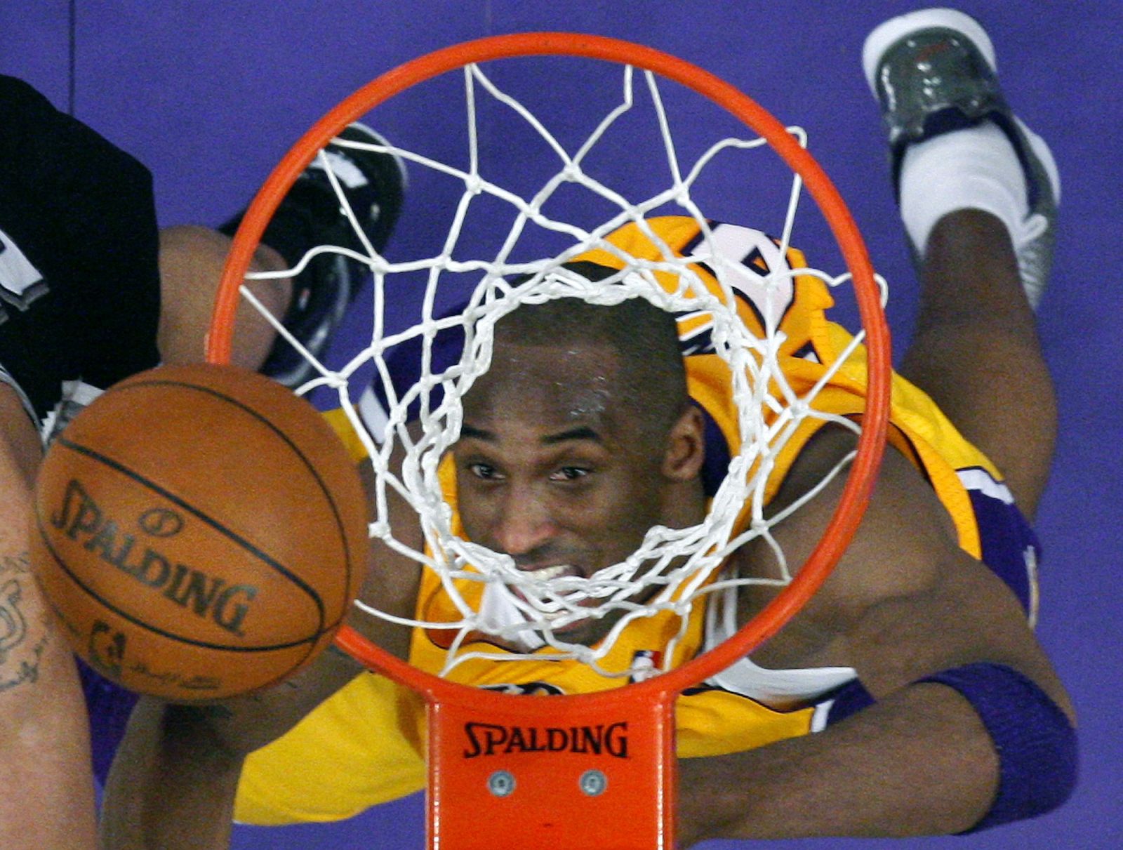 El jugador de los Ángeles Lakers, Kobe Bryant, durante un partido de la liga regular ante San Antonio Spurs.