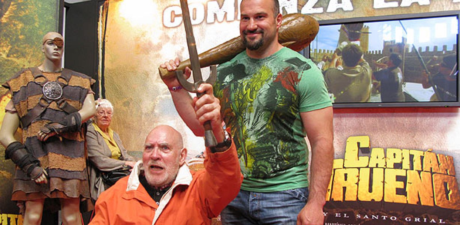 Víctor Mora y Manolo Martínez en el stand de 'Capitán Trueno'en el Salón del cómic