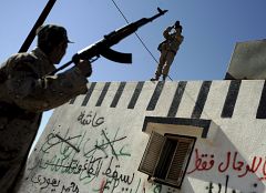 Las fuerzas de Gadafi lanzan un centenar de cohetes sobre Misrata