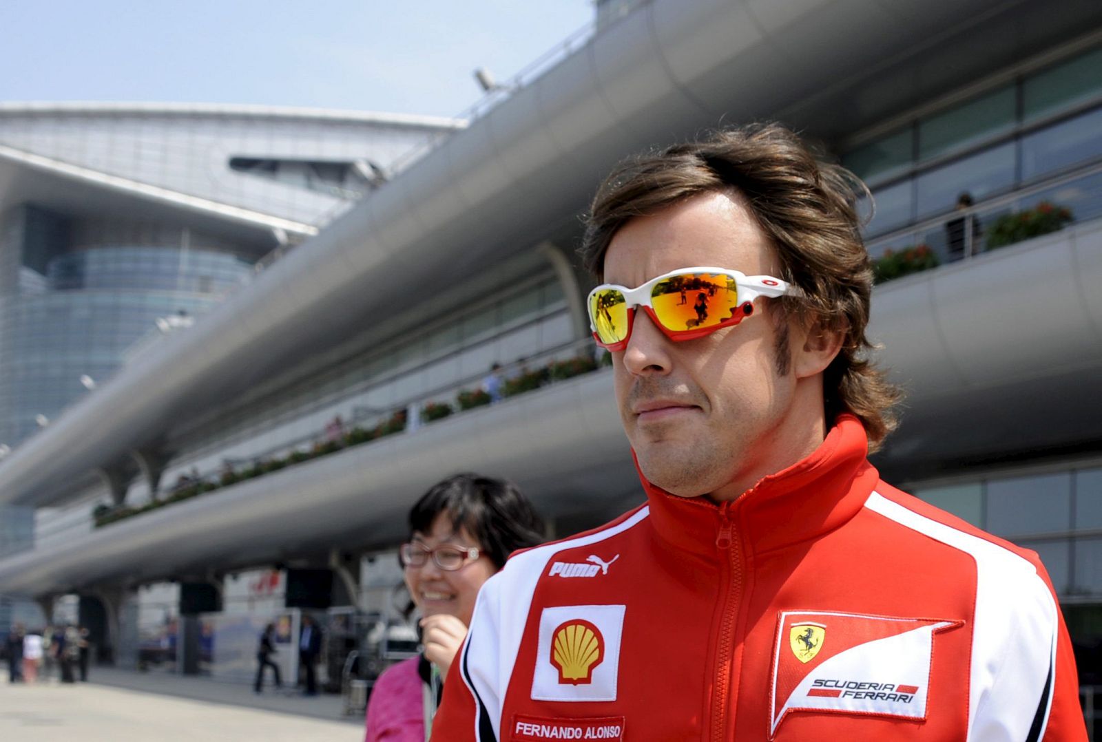 Fernando Alonso, de Ferrari, camina por el paddock en el circuito internacional de Shanghái.