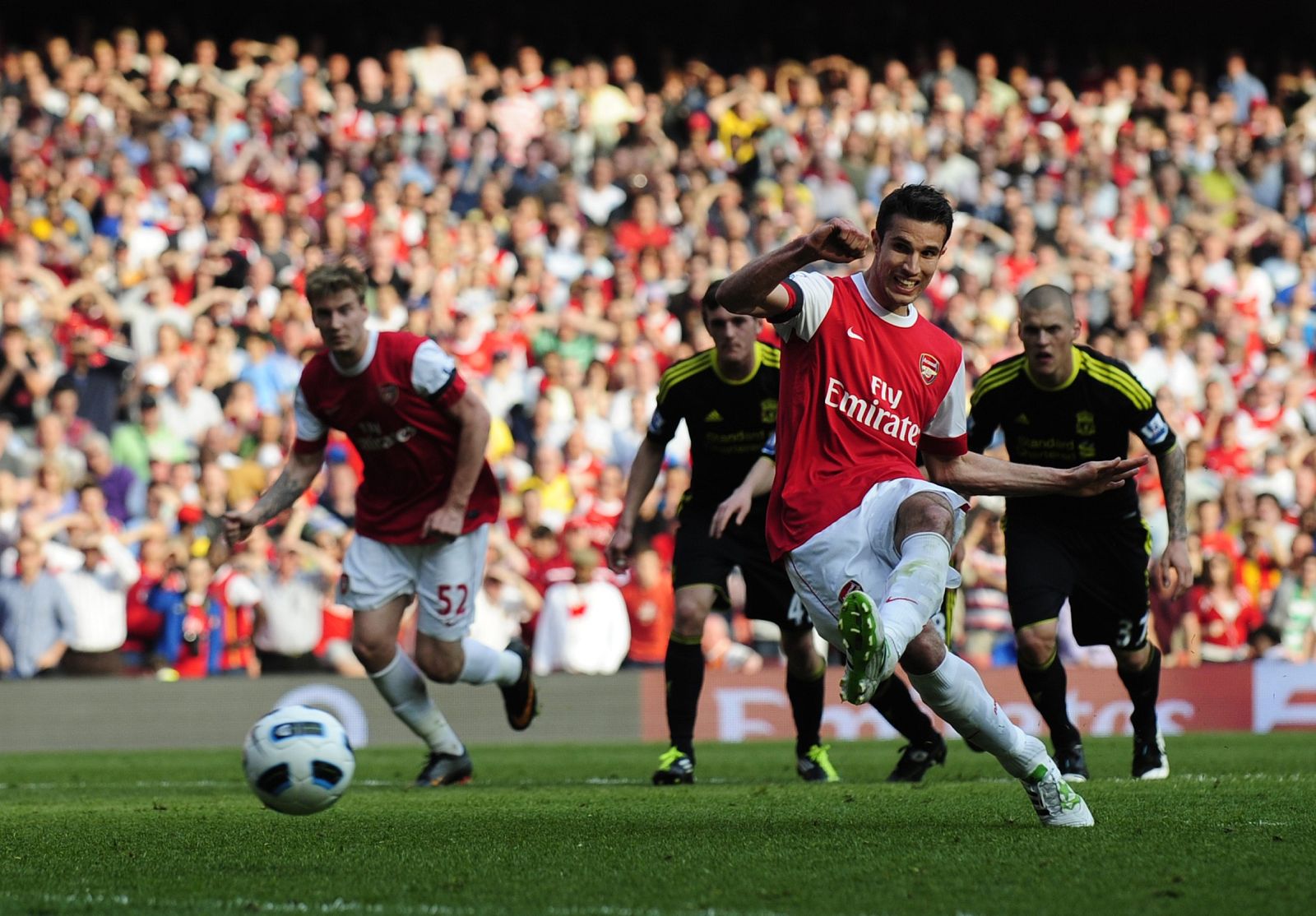 Van Persie, frente al Liverpool