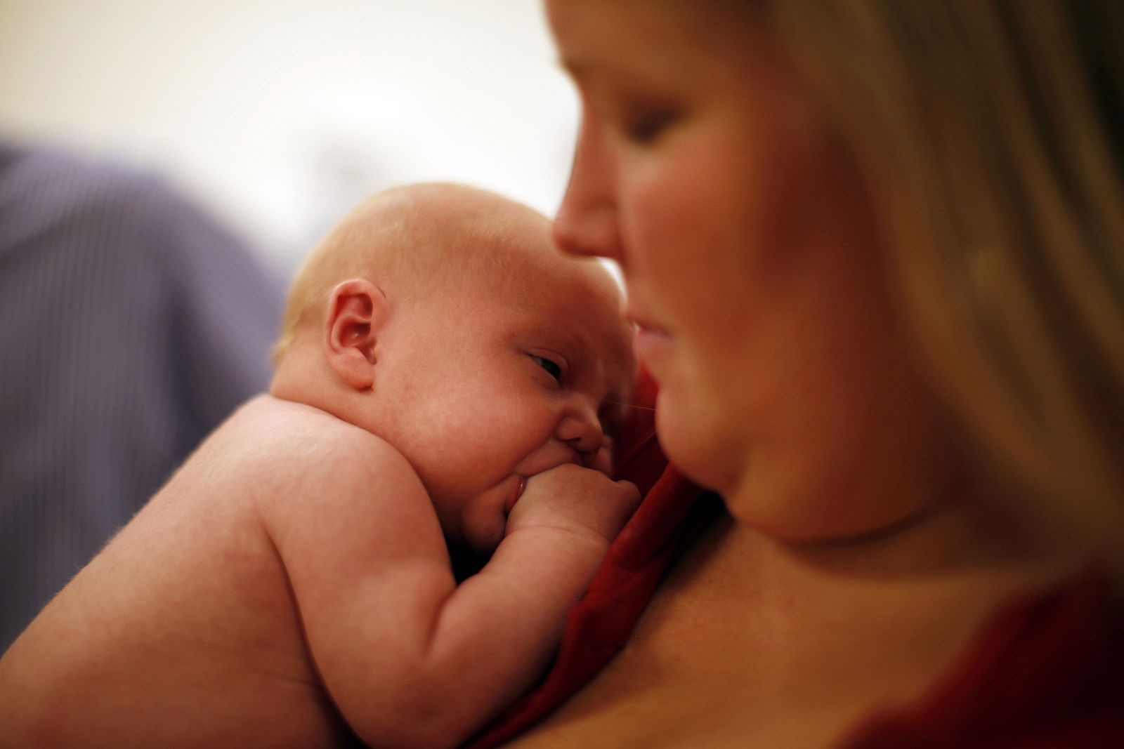 Una mujer con su bebé recién nacido