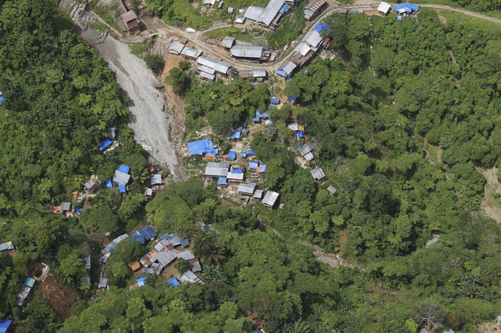 AL MENOS 27 MUERTOS Y DECENAS DE DESAPARECIDOS POR UNA AVALANCHA EN FILIPINAS