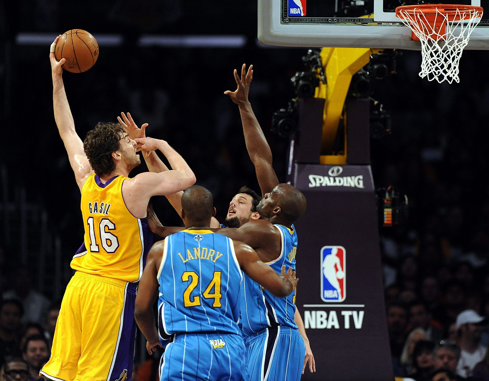 Tres jugadores de los Hornets, Landry, Belinelli y Okafor, intentan frenar a Pau Gasol.