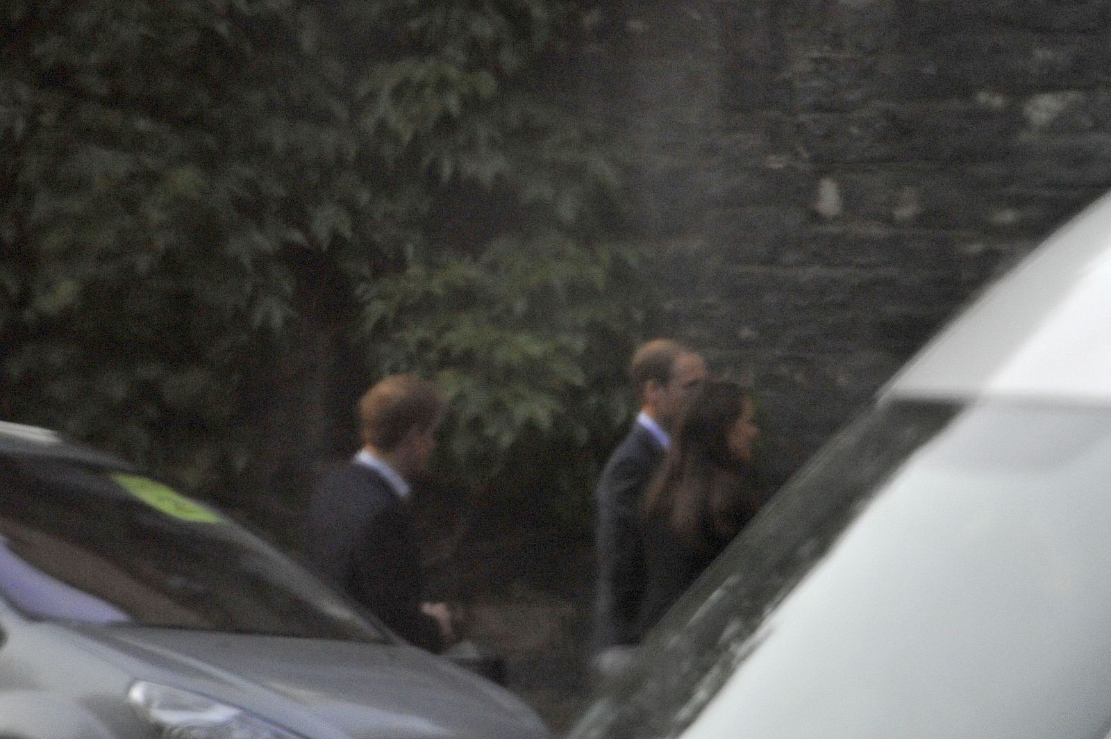 El príncipe Guillermo y Kate Middleton a su llegada a la abadía de Westminster para hacer el ensayo de la boda