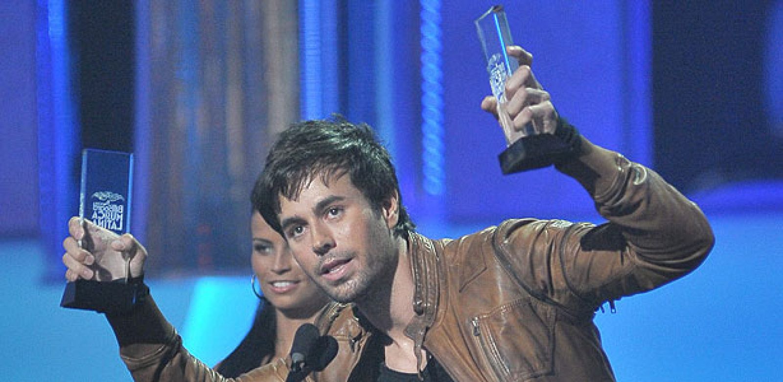 El cantante español Enrique Iglesias reacciona tras recibir nueve galardones hoy, jueves 28 de abril de 2011, durante la ceremonia de entrega de los Premios Billboard Latino en Coral Gables, Florida (EEUU)
