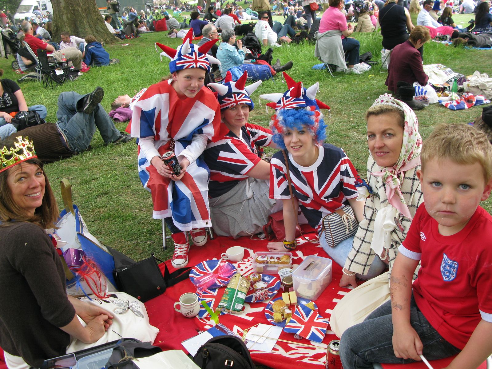 Debbie, de Manchester, junto a toda su familia, ha preparado un almuerzo de lo más patriótico en St James Park.