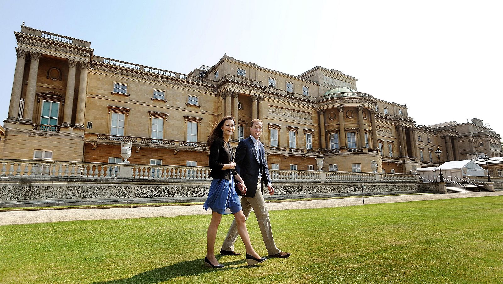 GUILLERMO Y CATALINA DEJAN BUCKINGHAM EN HELICÓPTERO PARA SU LUNA DE MIEL
