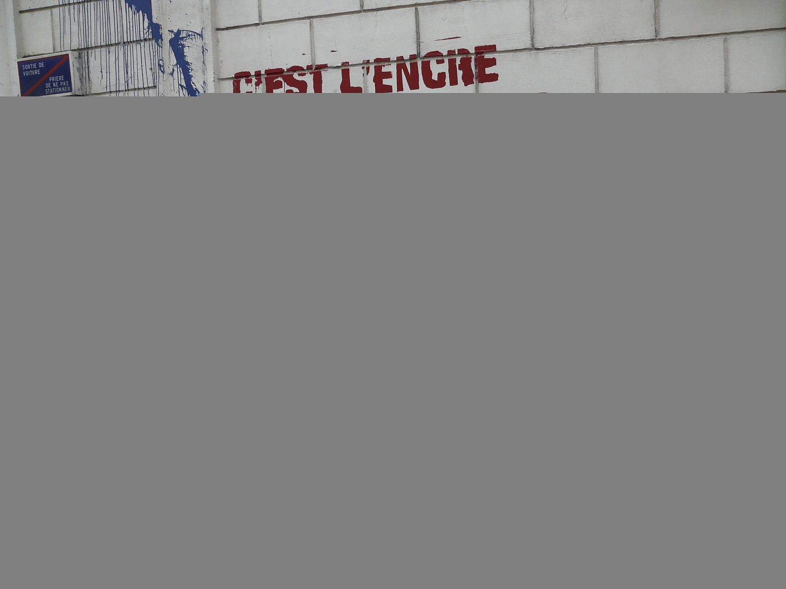 EMBADURNAN CON TINTA LA EMBAJADA DE SIRIA EN PARÍS POR LA LIBERTAD DE PRENSA