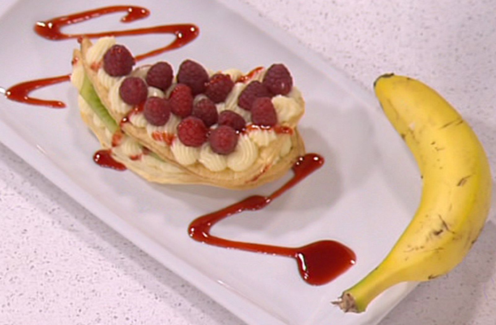 Tarta de hojaldre, crema de anís y frutas