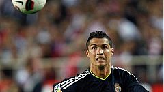 El Real Madrid se da un festín en Sevilla y frena el alirón del Barça