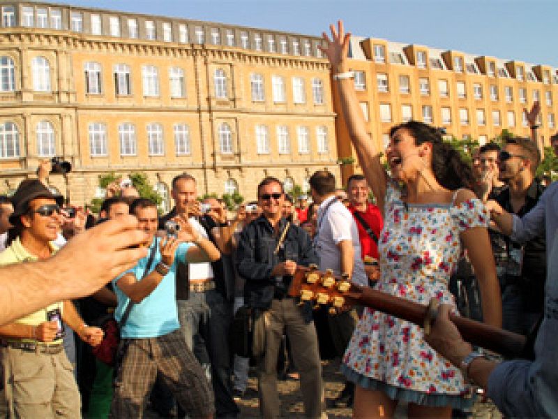 Lucía Pérez y los eurofans españoles llevan la alegría y la fiesta a Düsseldorf