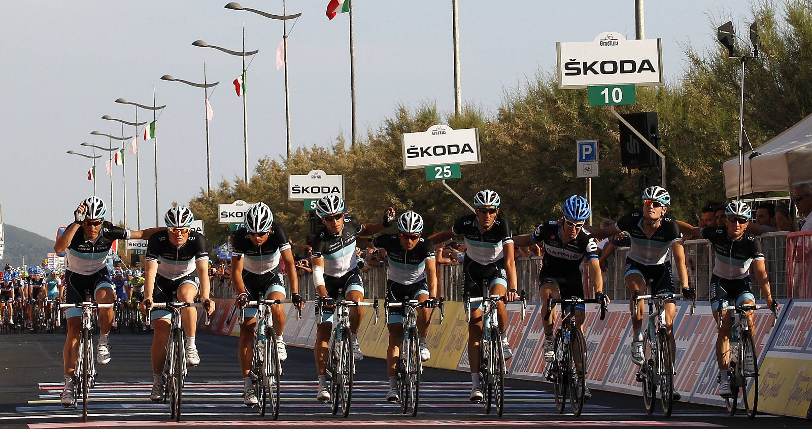 Los corredores del Leopard cruzan juntos la meta