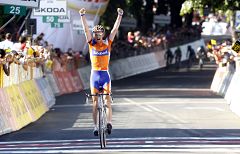 Weening baja a la arena del Giro para llevarse la etapa y el liderato