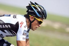 Contador: "El 'sterrato' no merece la pena, nos jugamos caídas graves"