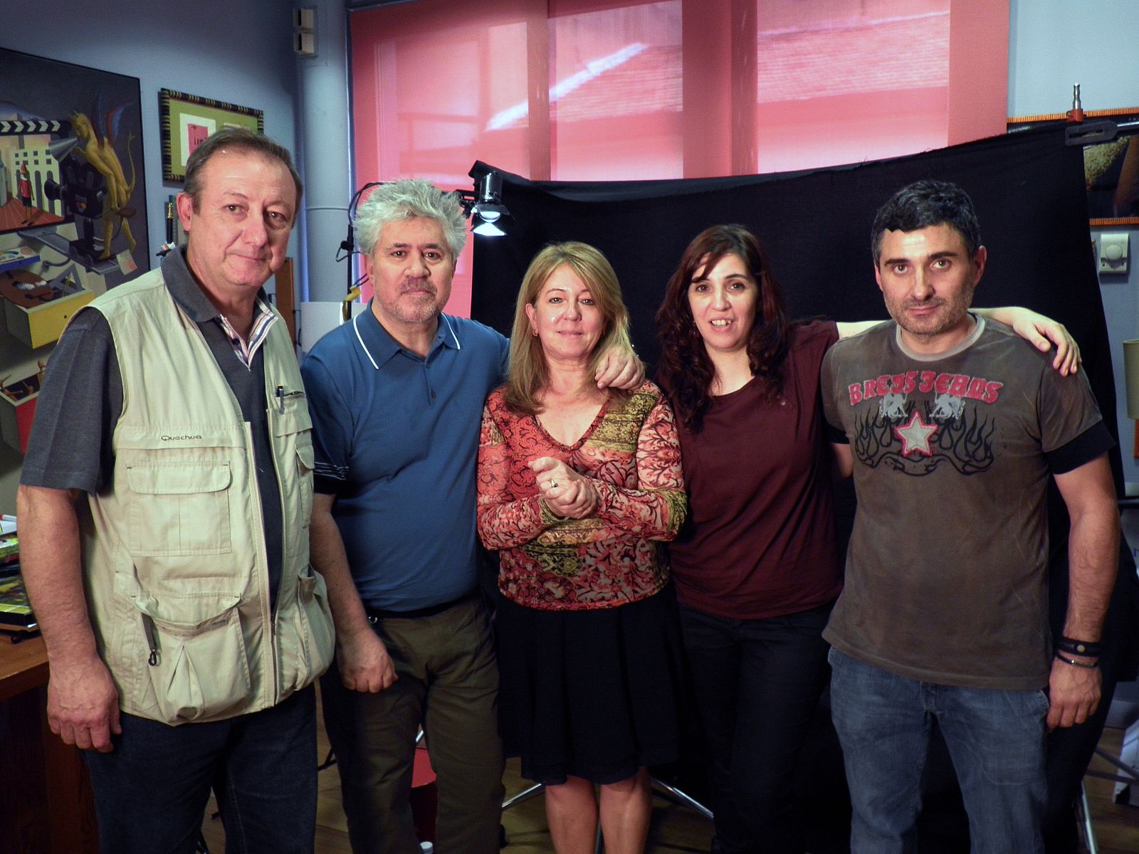 Pedro Almodóvar posa con el equipo de Informe Semanal que le acompañará hasta Cannes