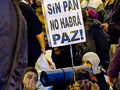 La Policía desaloja de madrugada a los manifestantes de la acampada en Sol