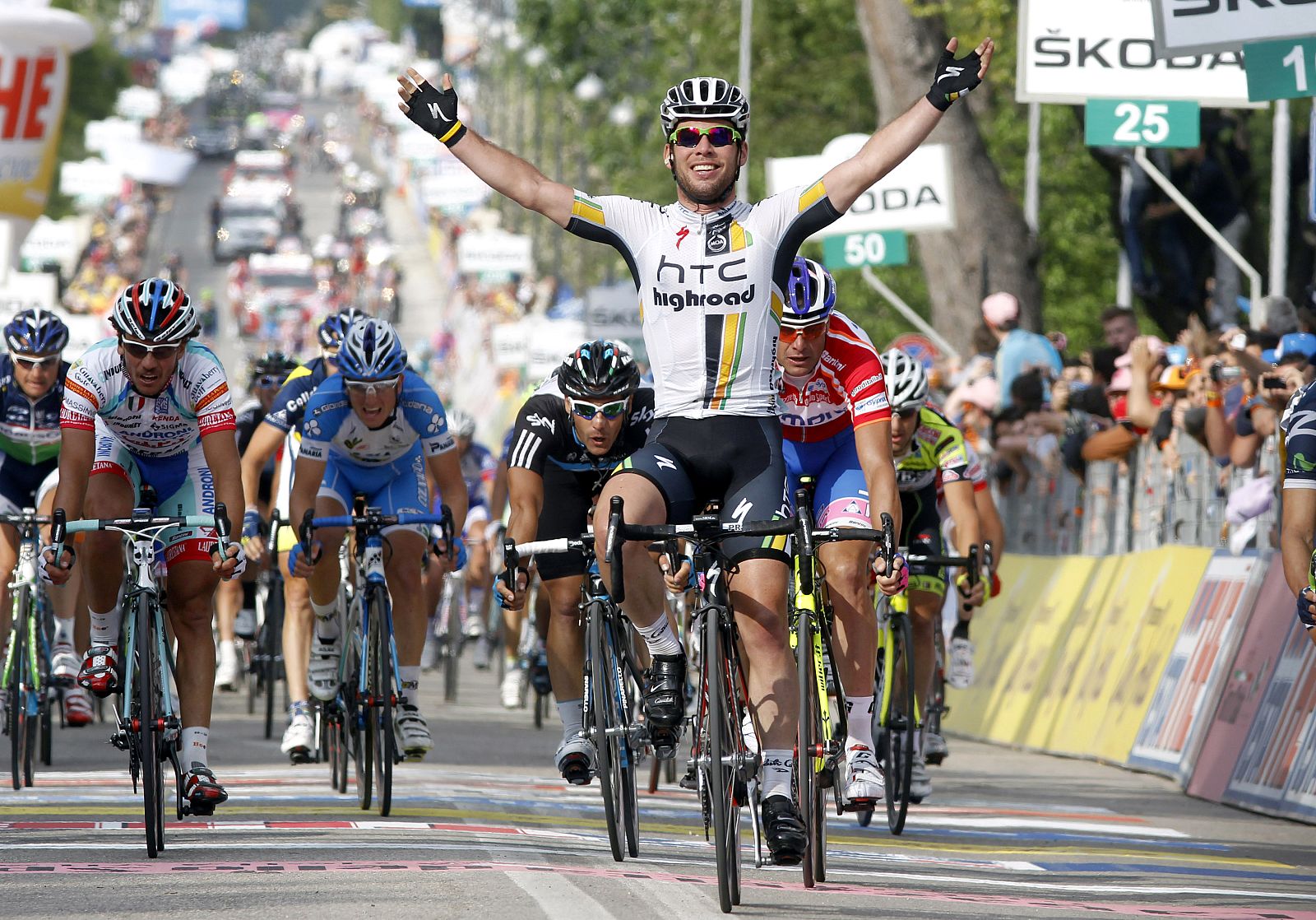 El británico Mark Cavendish se impone en la meta de Teramo.
