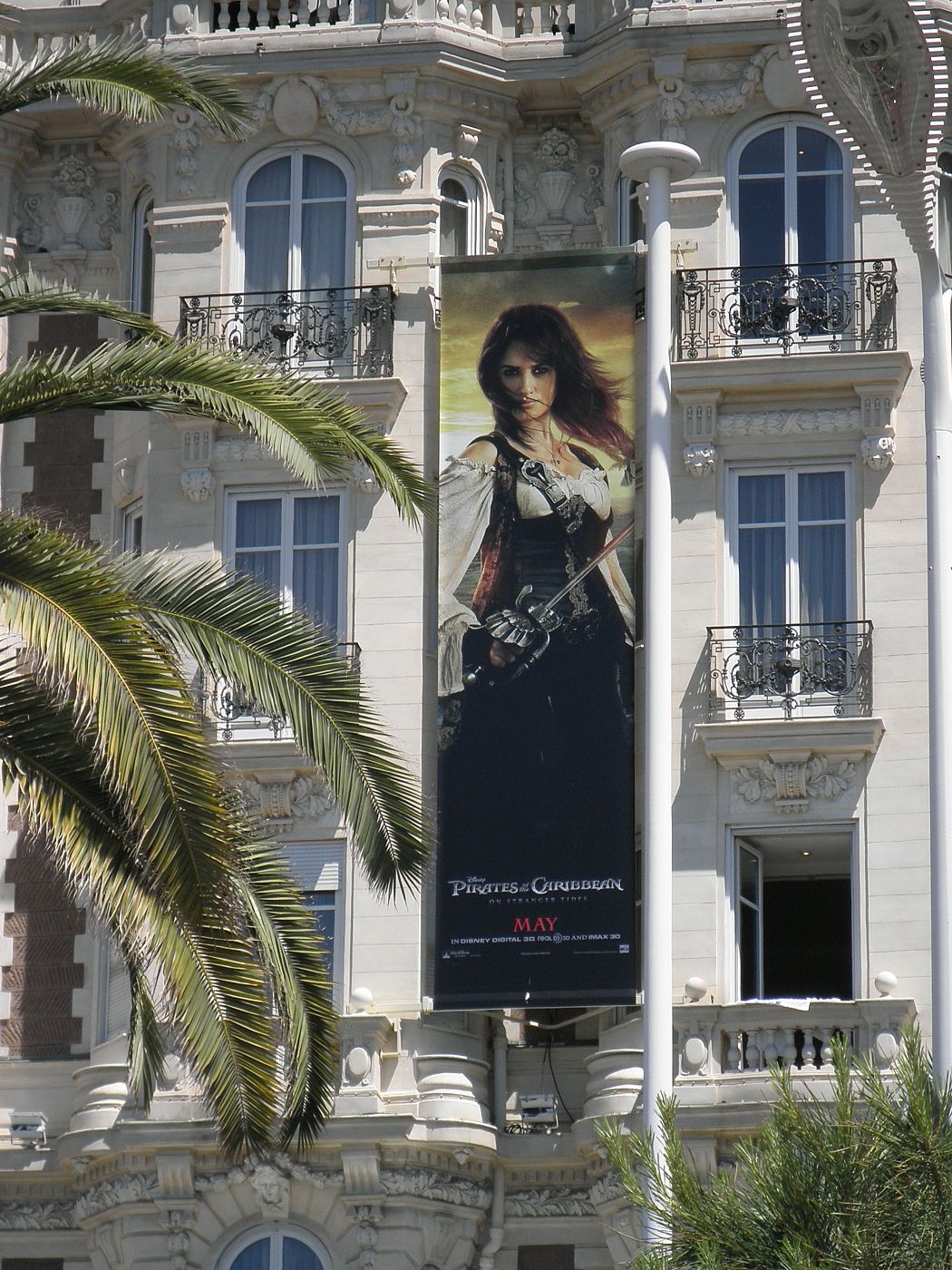 Este año Penélope Cruz no acompañará a Almodóvar por la alfombra roja. Su imagen gigante, en mitad de la Croisette, vigilará los pasos de su adorado director.
