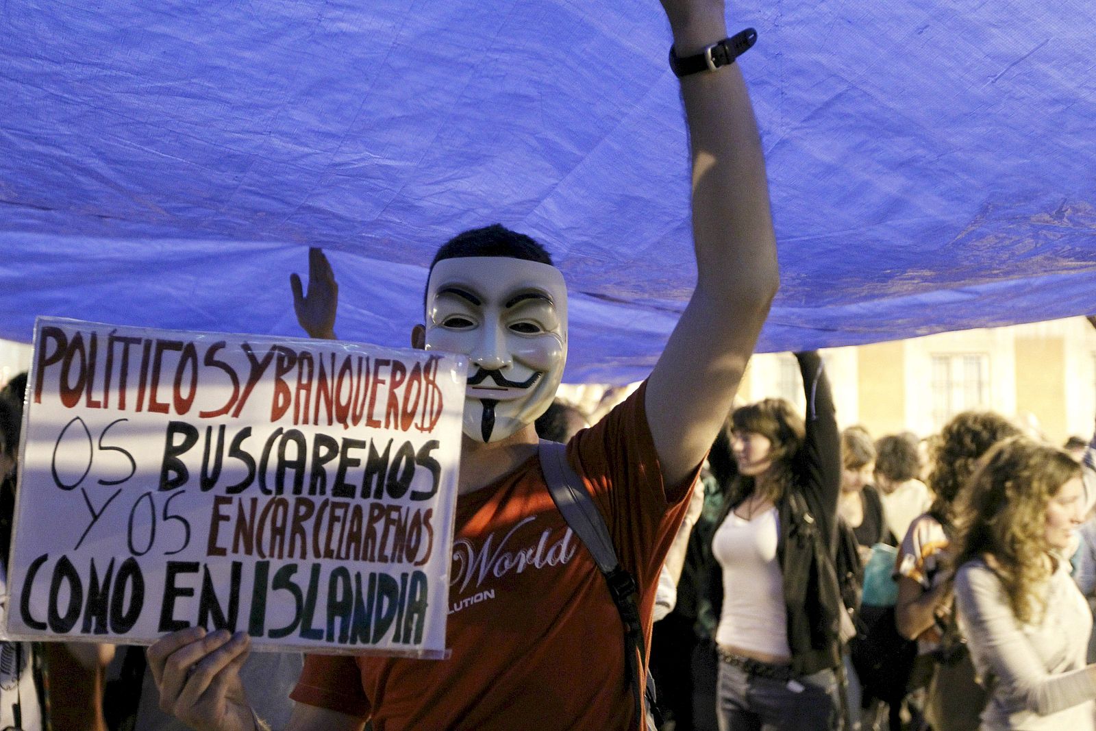 CIENTOS DE CONCENTRADOS EN LA PUERTA DEL SOL, CON AMPLIA PRESENCIA POLICIAL