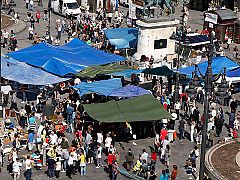 El movimiento 15-M resiste en Sol con organización, respeto y limpieza