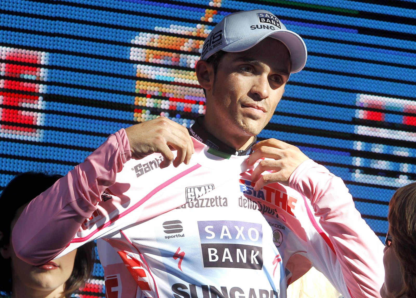 Contador se enfunda el maillot rosa en el podio del Giro.